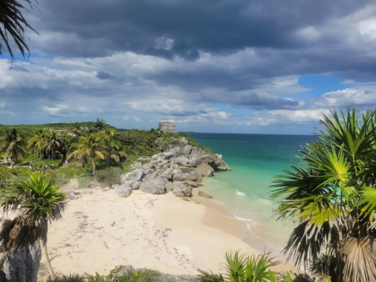 Playa de Tulum con las ruinas mayas sobre el acantilado